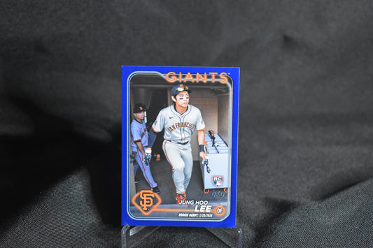 ⚾ Jung Hoo Lee – 2024 Topps Update #US343 (Royal Blue Parallel)